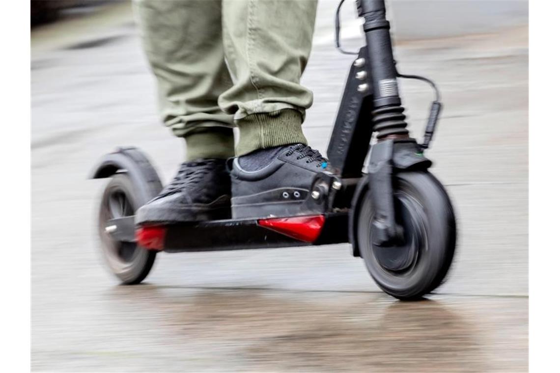 E-Scooter: Erste Anbieter vor Start, Verbraucher skeptisch Der ADAC fordert auch angesichts des Starts von E-Tretrollern verstärkt Rücksichtnahme auf Schwächere. Foto: Christoph Soeder