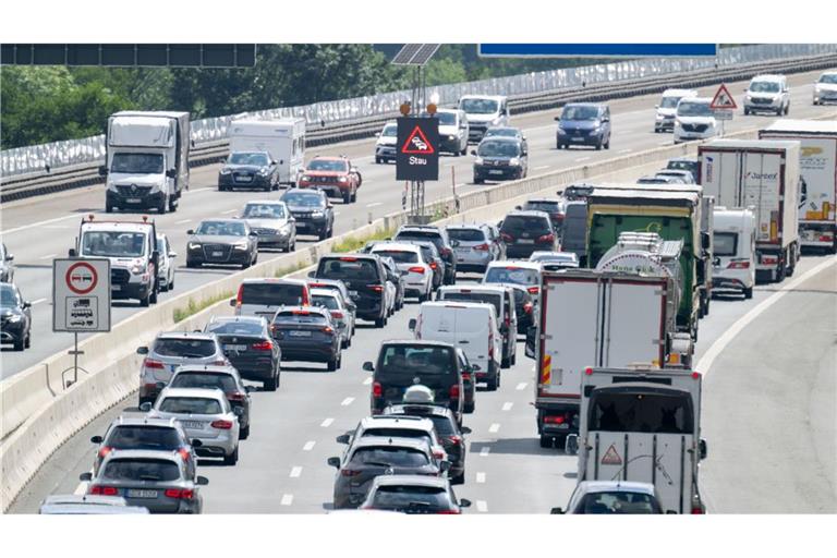 Der ADAC kritisiert die vom Bundesverkehrsministerium genannten Finanzlücken für Autobahnen und Bundesstraßen. (Symbolbild)