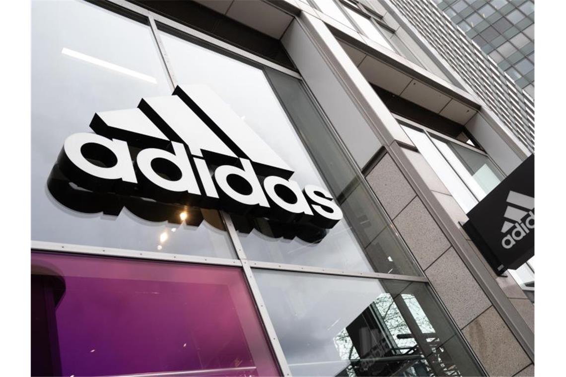 Mehr Markenhersteller verkaufen auch direkt an Endkunden Der Adidas Store in der Berliner Tauentzienstraße. Foto: Christophe Gateau/dpa