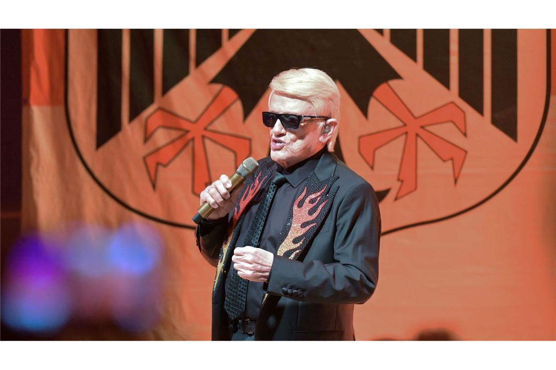 Der Adler leuchtet in Schwarz-Rot-Gold, wenn Heino auf der Bühne singt.
