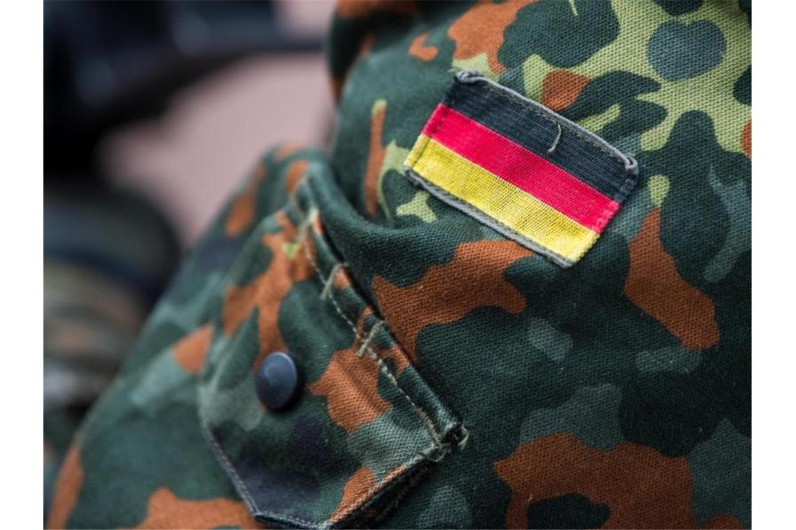 Der Ärmel einer Bundeswehr-Uniform. Foto: Monika Skolimowska/Archiv
