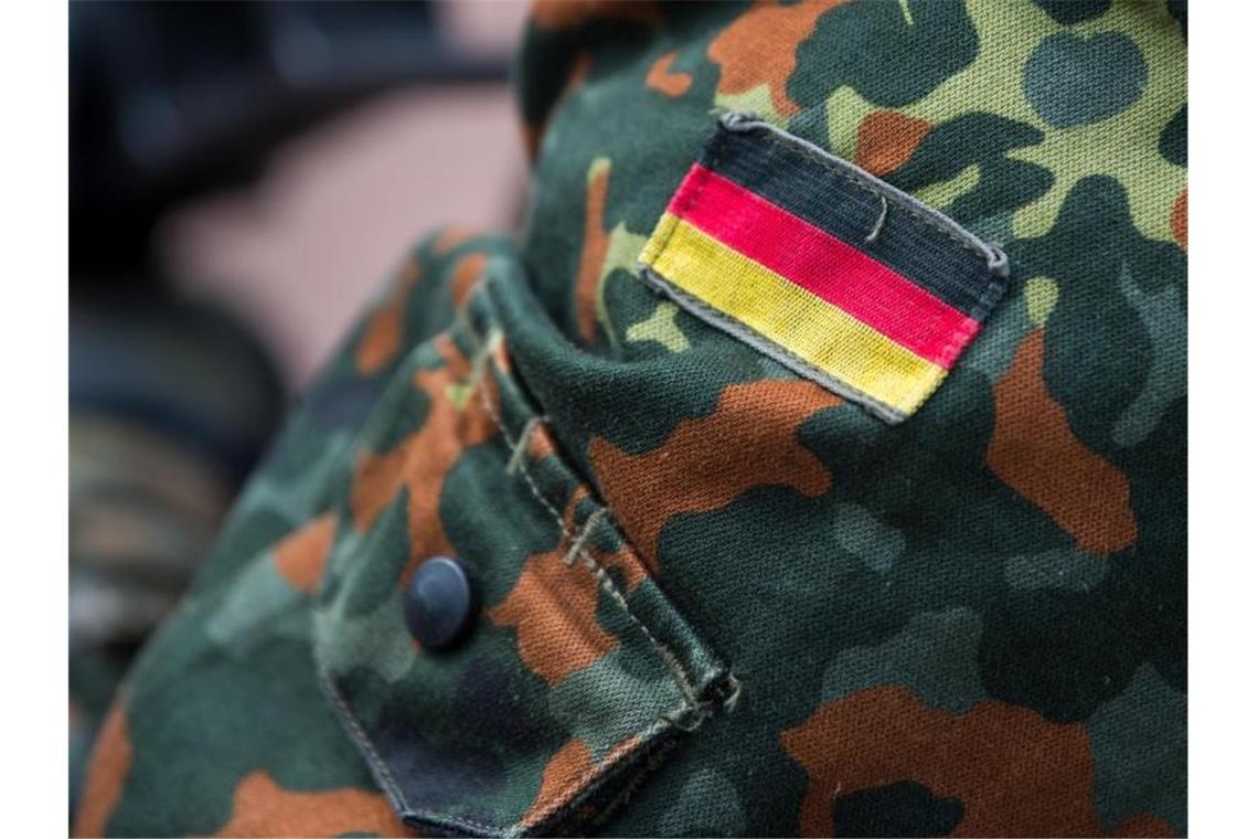 Mutmaßlicher iranischer Spion in der Bundeswehr angeklagt Der Ärmel einer Bundeswehr-Uniform. Foto: Monika Skolimowska/Archiv
