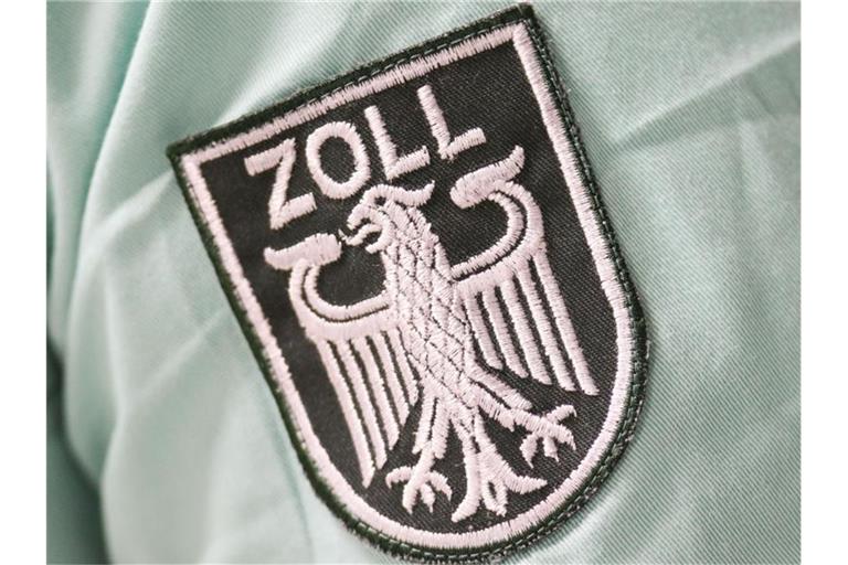 Der Ärmel eines Uniformhemdes mit dem Wappen des deutschen Zolls. Foto: Mohssen Assanimoghaddam/Archivbild