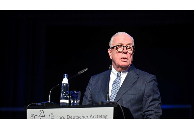 Der Ärztepräsident forderte, das Spargesetz auf "Hold" zu stellen.