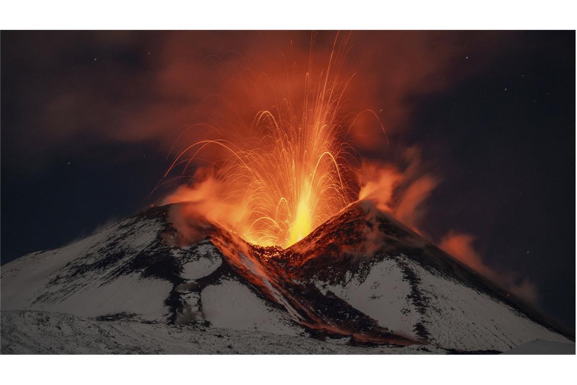 Ätna spuckt eine Lavafontäne - Flugverkehr unbeeinträchtigt Der Ätna bricht mehrmals im Jahr aus (Archiv).
