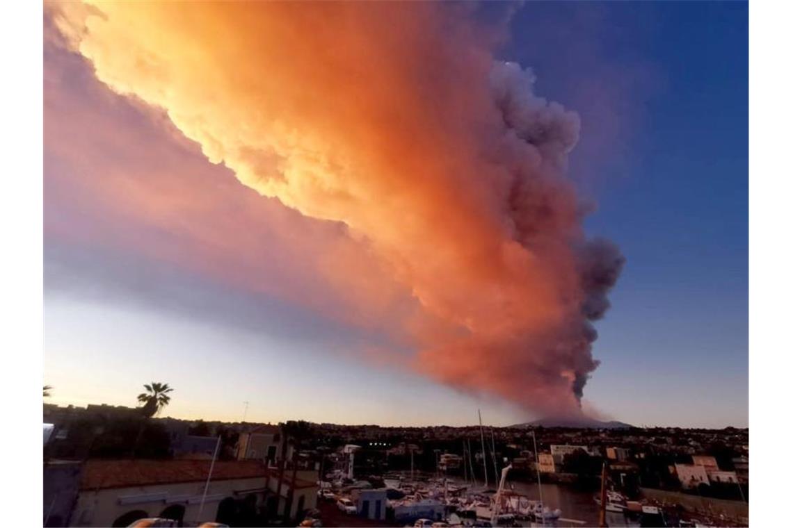 Naturschauspiel Ätna: „Als ob eine Bombe explodiert“ Der Ätna, Europas aktivster Vulkan, spuckt Asche und Lava. Foto: Davide Anastasi/LaPresse/AP/dpa