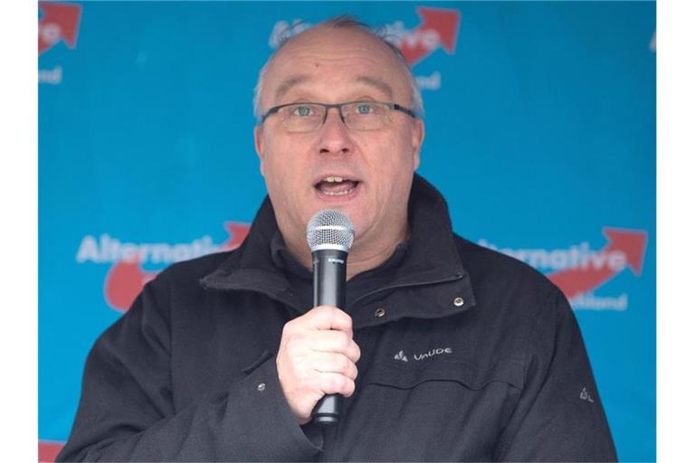Der AfD-Bundestagsabgeordnete Jens Maier spricht auf einer Kundgebung der sächsischen AfD auf dem Theaterplatz. Foto: Sebastian Kahnert/dpa