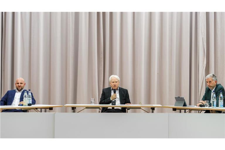 Der AfD-Landesvorsitzende Markus Frohnmaier (l) und Tübingens Oberbürgermeister Boris Palmer (r, parteilos) sitzen neben Moderator Joachim Knape (M)  zu einer Diskussionsrunde zusammen.