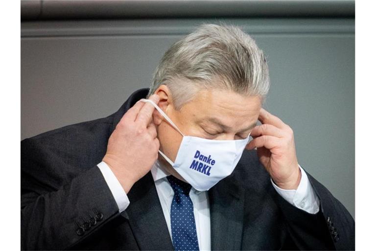 Der AfD-Politiker Thomas Seitz war unter anderem bei einer Sitzung im November aufgefallen, als er mit einer offenkundig löchrigen Maske zum Rednerpult kam. Foto: Kay Nietfeld/dpa