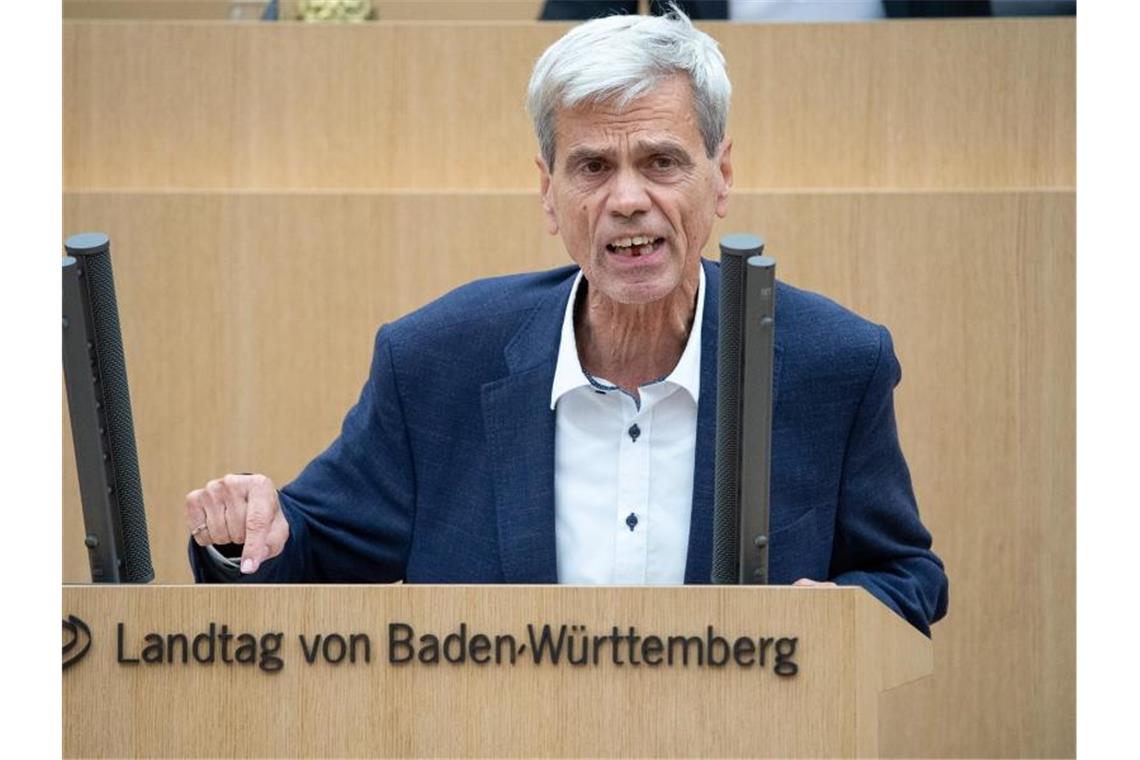 Der AfD-Politiker Wolfgang Gedeon sitzt als fraktionsloser Abgeordneter im Landtag von Baden-Württemberg. Foto: Sebastian Gollnow/dpa