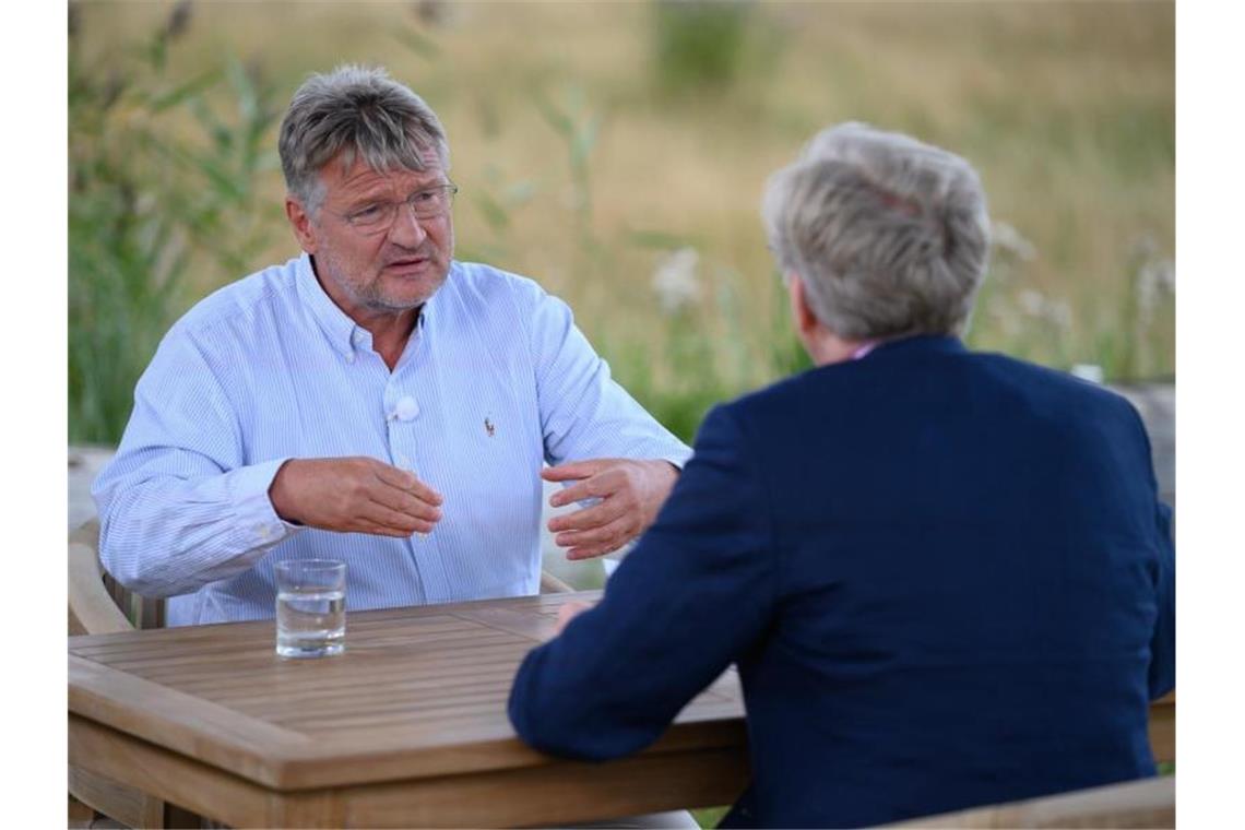 Der AfD-Vorsitzende Jörg Meuthen (l) spricht mit Theo Koll, dem Leiter des ZDF-Hauptstadtstudios, beim Sommerinterview. Foto: Holger Martens/ZDF