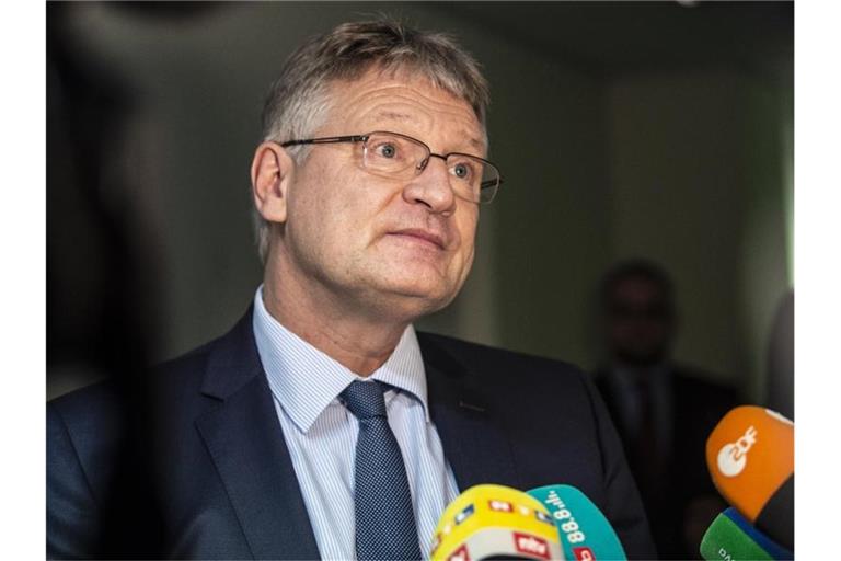 Der AfD-Vorsitzende Jörg Meuthen spricht mit Journalisten. Foto: Paul Zinken/dpa