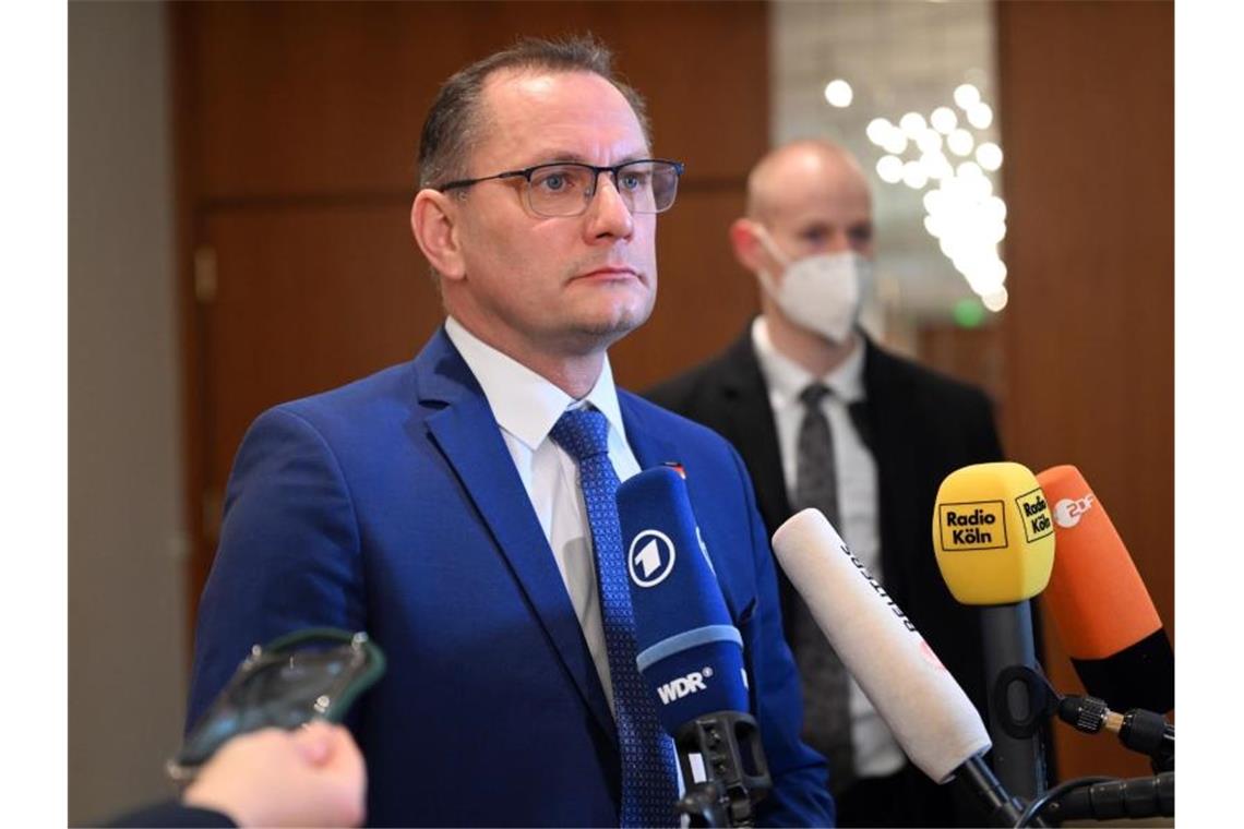 Gericht verhandelt über AfD-Klage gegen Verfassungsschutz Der AfD-Vorsitzende Tino Chrupalla steht den Journalisten vor dem Gerichtssaal Rede und Anwort. Foto: Federico Gambarini/dpa