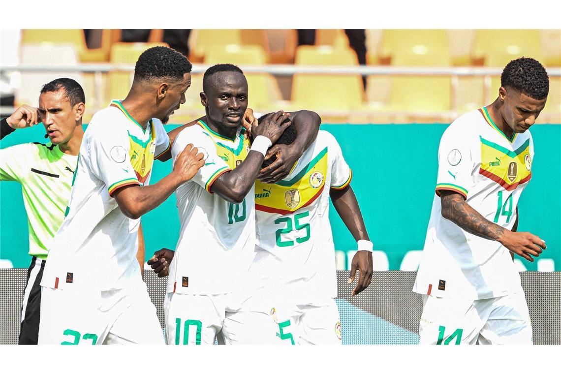 Der Afrika Cup hat begonnen. Hier bejubelt das Nationalteam des Senegal mit Superstar Sadio Mané (Mitte, Nummer 10) einen Treffer gegen Gambia.