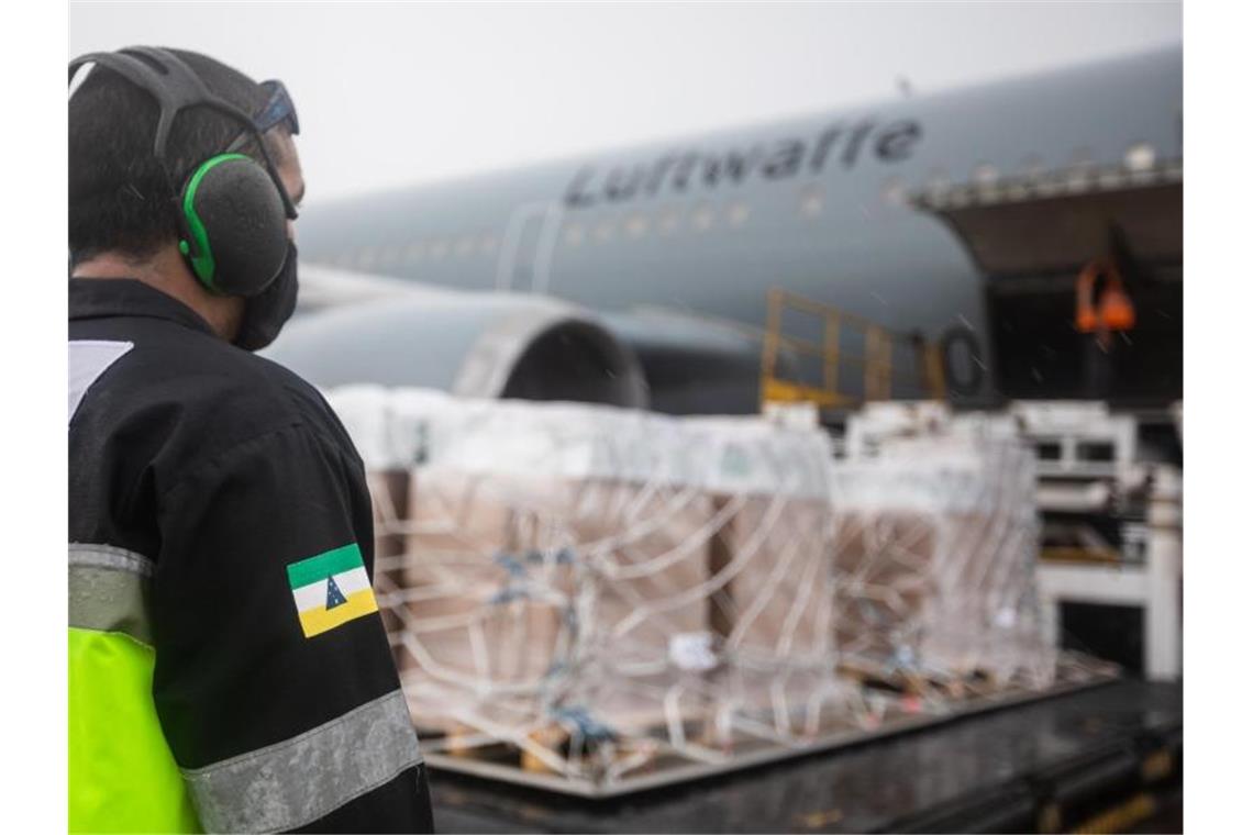 Der Airbus A310 der Flugbereitschaft wird auf dem Flughafen Manaus in Brasilien entladen. Foto: Jane Schmidt/Bundeswehr/dpa