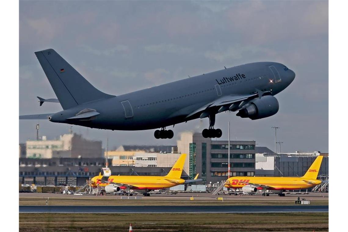 Deutsche aus Coronavirus-Gebiet in Frankfurt angekommen Der Airbus A310 der Luftwaffe beim Start vom Flughafen Köln/Bonn. Die Maschine durfte auf dem Rückweg aus China nicht in Moskau zwischenlanden. Foto: Oliver Berg/dpa