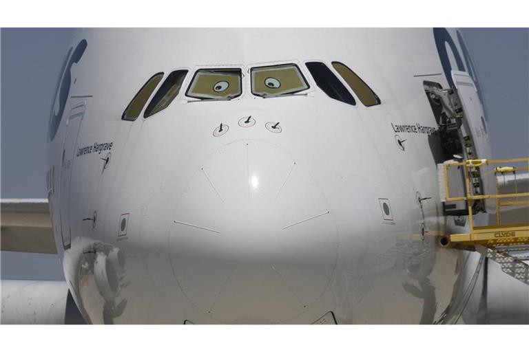 Der Airbus A380 ist das größte Passagierflugzeug der Welt und bietet je nach Konfiguration Platz für 450 bis über 600 Passagiere auf zwei durchgängigen Decks. An Bord des am Montag (2. März) von Abu Dhabi nach München gestarteten A380 der Lufthansa  waren aber lediglich die beiden Piloten.