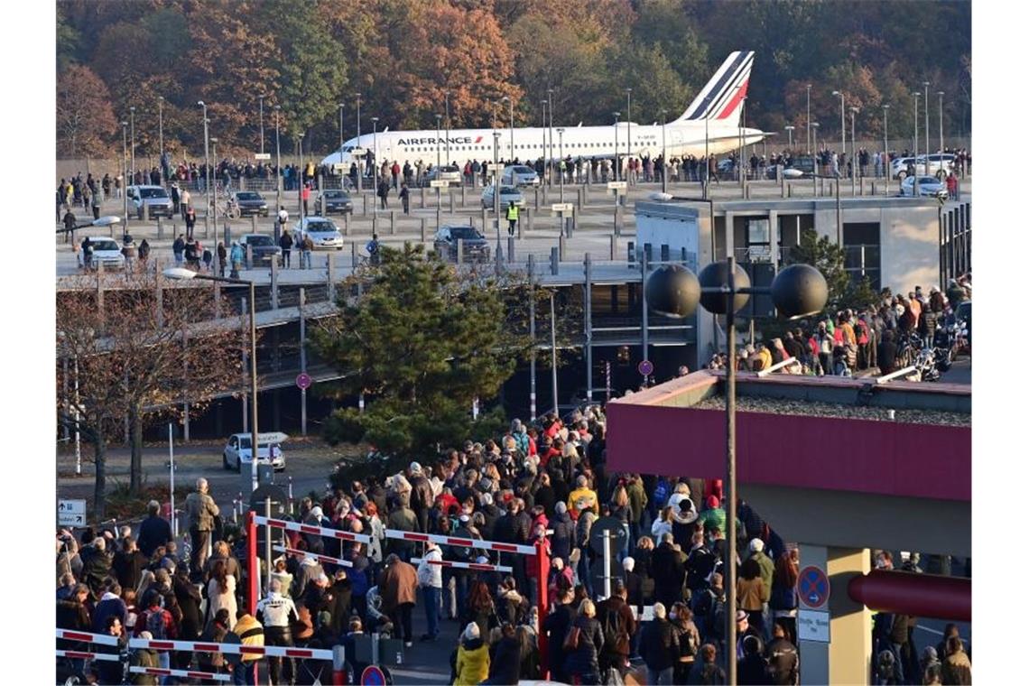 Berliner Flughafen Tegel geschlossen Der Airbus der französischen Fluggesellschaft Air France rollt auf dem Flughafen Tegel zum Abflug nach Paris auf die Startbahn. Foto: John Macdougall/AFP POOL/dpa