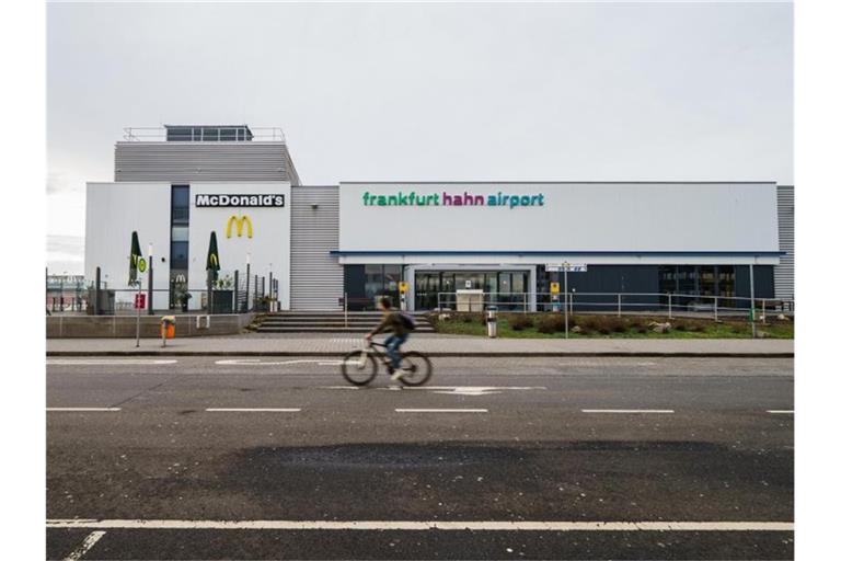 Der Airport Hahn hatte bereits im Oktober 2021 Insolvenz angemeldet. Nun begann das offizielle Insolvenzverfahren. Foto: Andreas Arnold/dpa