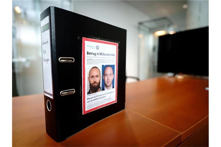 Der Aktenordner von Fabio De Masi, Bundestagsabgeordneter der Partei Die Linke, vor dem Sitzungssaal des Untersuchungsausschusses. Foto: Kay Nietfeld/dpa