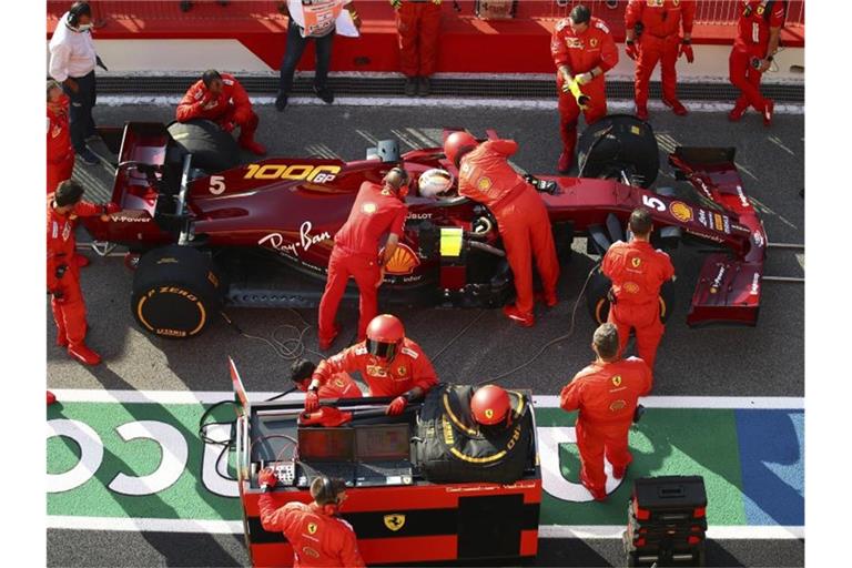 Der aktuelle Ferrari hat sogar Probleme im Mittelfeld mitzuhalten: Mechaniker inspizieren das Fahrzeug von Sebastian Vettel in der Box. Foto: Bryn Lennon/Pool Getty/AP/dpa
