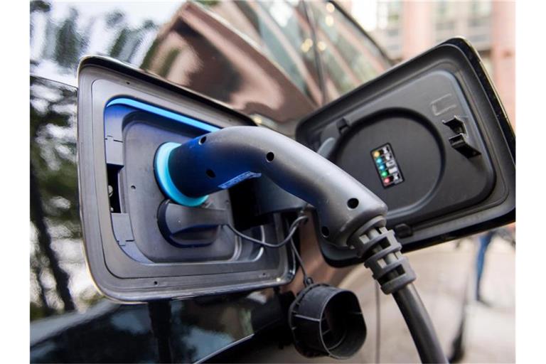 Der aktuelle Gesamtbestand von Elektro-Autos in Deutschland wird vom Kraftfahrtbundesamt auf rund 608.000 Wagen geschätzt. Foto: Daniel Bockwoldt/dpa