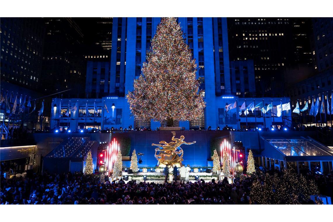 Der aktuelle Weihnachtsbaum am Rockefeller Center in Manhattan: Mehr als 20 Meter hoch und geschmückt mit über 50.000 LEDs markiert er den Beginn der Weihnachtszeit in New York.