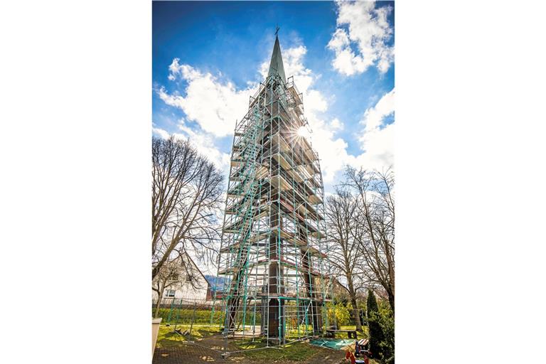 Der Allmersbacher Glockenturm ist zur Sanierung eingerüstet worden. Foto: A. Becher