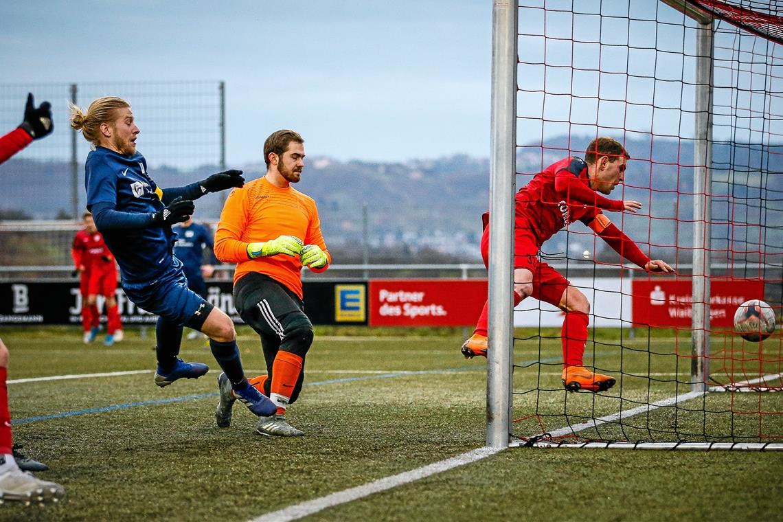 Der Allmersbacher Kim Schmidt (rotes Trikot) erzielt in dieser Szene den 2:2-Ausgleichstreffer im Spitzenspiel. Foto: A. Becher