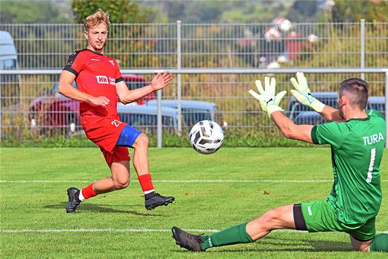Der Allmersbacher Mario Greiner erzielt mit seinem dritten Tor das 3:0. Foto: Tobias Sellmaier