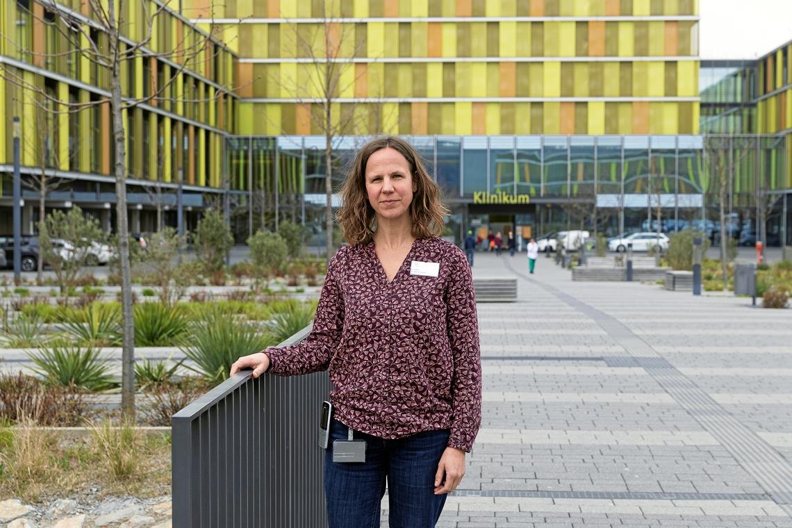 „Die Anspannung ist spürbar“ Der Alltag hat sich für Pfarrerin Annkatrin Jetter als Seelsorgerin im Klinikum Winnenden stark verändert. Sie kann nicht mehr wie sonst selbstverständlich auf den Stationen präsent sein, versucht, Kontakte zu reduzieren und Gespräche, wenn möglich, telefonisch zu führen. Foto: J. Fiedler