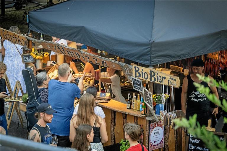 Der Almpizza-Stand von Jonas Petersen (rechts) ist am Straßenfest-Samstag sowie am Straßenfest-Sonntag bis 18 Uhr geschlossen geblieben. Unterm Strich sei das Fest für ihn mehr oder weniger kostendeckend verlaufen, so der Esslinger. Foto: Alexander Becher