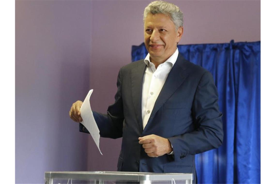 Präsident Selenskyj wird bei Ukraine-Wahl gestärkt Der als russlandfreundlich geltende Oppositionskandidat Kandidat Jurij Boiko bei der Stimmabgabe. Foto: Efrem Lukatsky/AP