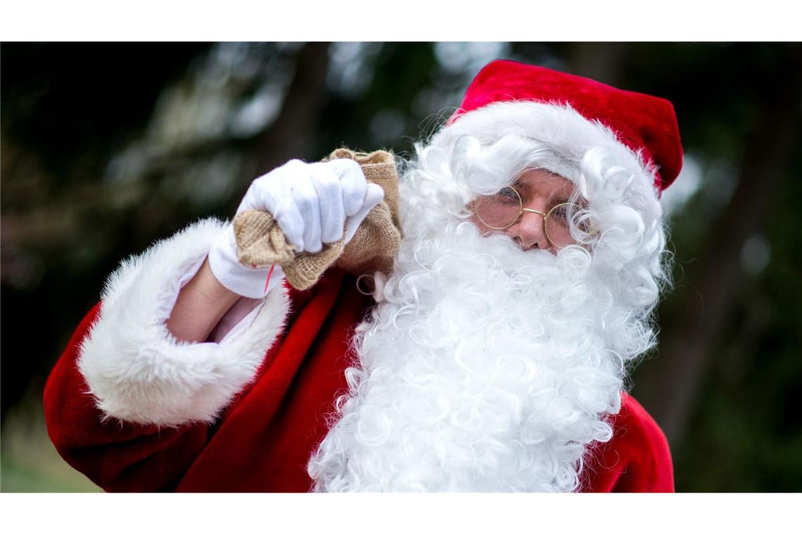 Weihnachtsmann schlägt Kind mit Rute ins Gesicht Der als Weihnachtsmann verkleidete 62-Jährige soll mit der Rute zugeschlagen haben. (Symbolbild)