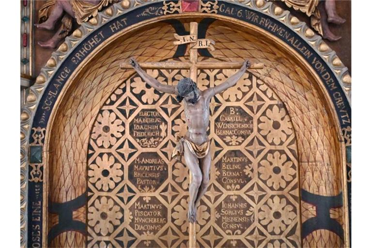 Der Altar mit der Jesus-Figur am Kreuz. Foto: Patrick Pleul/dpa-Zentralbild/ZB/Symbolbild
