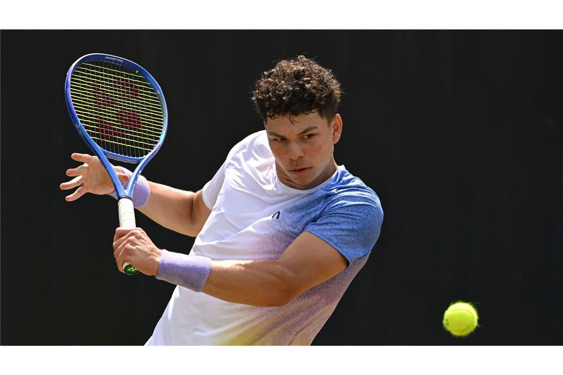 Der amerikanische Titelfavorit Ben Shelton ist beim Stuttgarter Rasen-Tennisturnier ins Viertelfinale eingezogen.