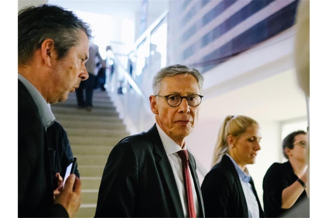 Der amtierende Bürgermeister von Bremen und Spitzenkandidat der SPD, Carsten Sieling, kommt in der Bürgerschaft an. Foto: Ole Spata