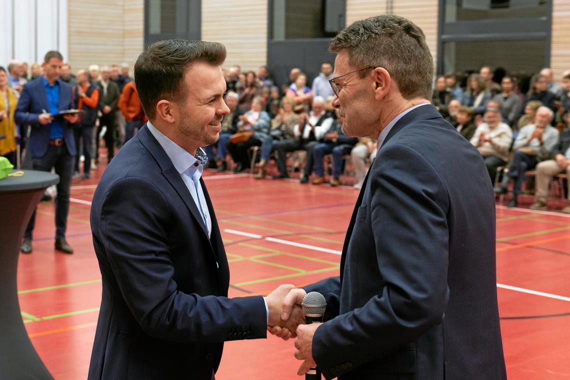 Kevin Dispan gewinnt die Stichwahl in Großerlach Der amtierende Großerlacher Bürgermeister Christoph Jäger (rechts) gratuliert seinem neu gewählten Nachfolger Kevin Dispan.