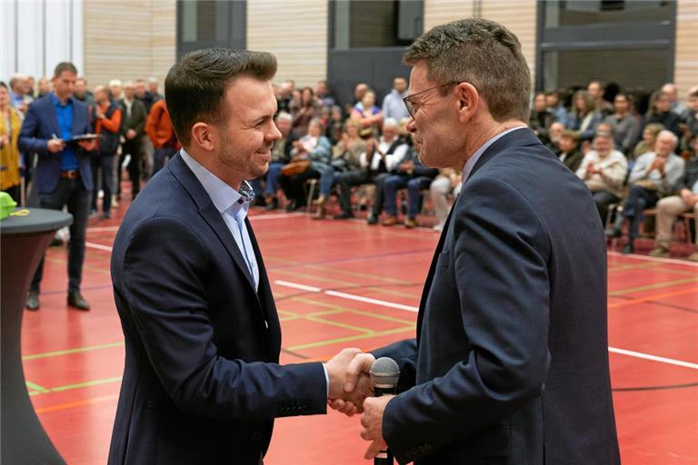 Der amtierende Großerlacher Bürgermeister Christoph Jäger (rechts) gratuliert seinem neu gewählten Nachfolger Kevin Dispan.