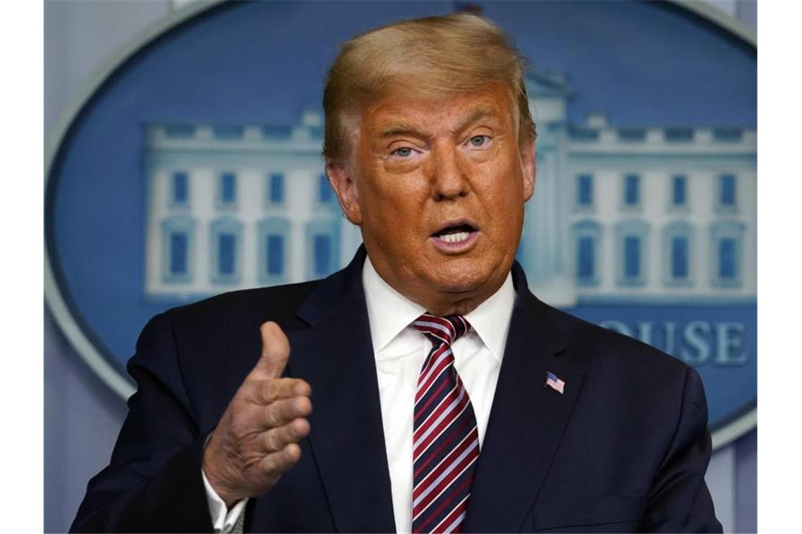 Trump gibt Blockade gegen Corona-Konjunkturpaket auf Der amtierende US-Präsident Donald Trump hat das Corona-Konjunkturpaket mit seiner Unterschrift in Kraft gesetzt. Foto: Evan Vucci/AP/dpa