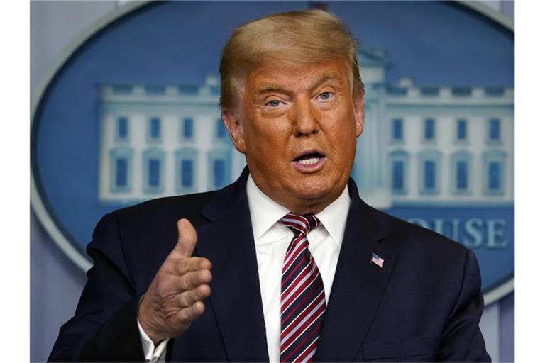 Der amtierende US-Präsident Donald Trump hat das Corona-Konjunkturpaket mit seiner Unterschrift in Kraft gesetzt. Foto: Evan Vucci/AP/dpa
