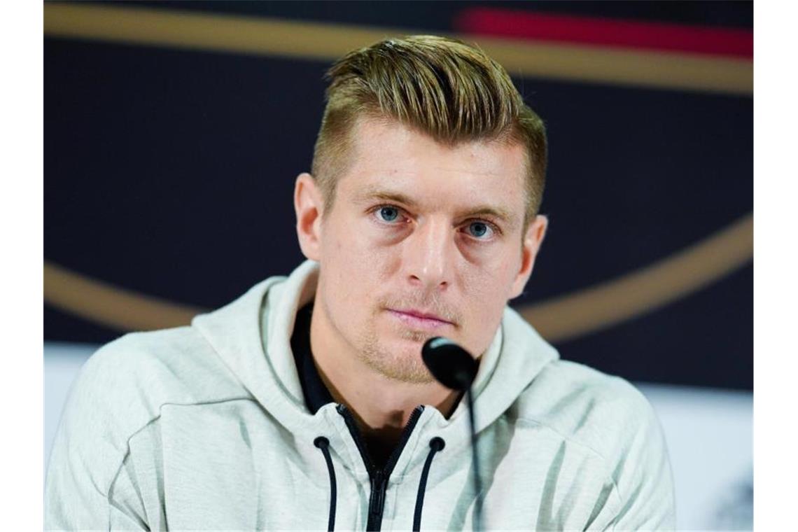 Löws Personalsorgen im Mittelfeld: Hoffnung auf Trio Der an Covid-19 erkrankte Toni Kroos ist noch in Madrid in Quarantäne. Foto: Uwe Anspach/dpa