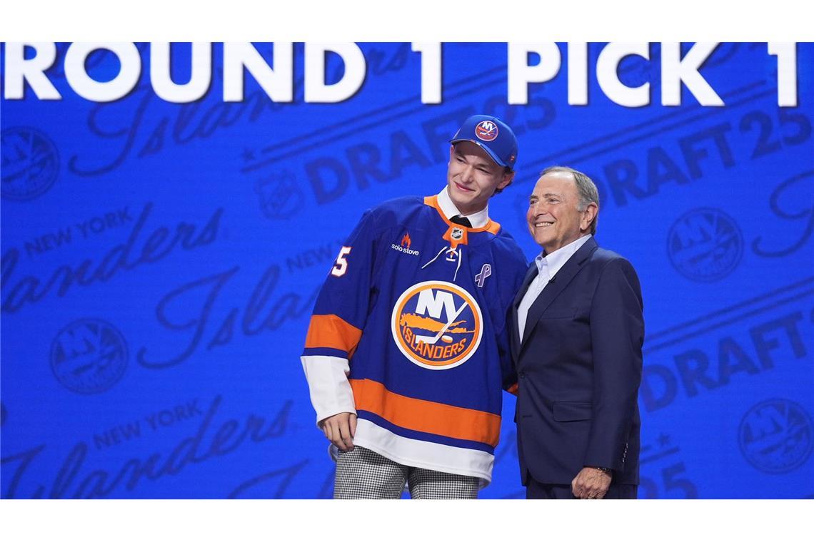 17-jähriger Verteidiger als Erster im NHL-Draft ausgewählt Der an Nummer eins im Draft ausgewählte Matthew Schaefer (l) und NHL-Chef Gary Bettman
