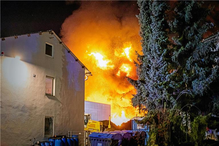 Der Anbau einer Industriehalle brannte in der Nacht von Sonntag auf Montag komplett ab. Foto: Simon Adomat/7aktuell.de 