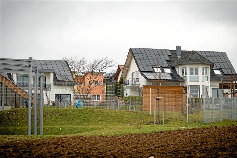 Der Anblick ist kein seltener mehr: Auf vielen Dächern im Rems-Murr-Kreis finden sich Solaranlagen – so wie hier in der Katharinenplaisir in Backnang. Dennoch hat sich der Ausbau im Vergleich zum Vorjahr verlangsamt. Foto: Alexander Becher