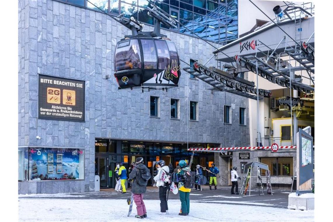 Der Andrang an der Silvretta Seilbahn in Ischgl hielt sich beim Saisonauftakt in Grenzen. Foto: Expa/Johann Groder/Expa/APA/dpa