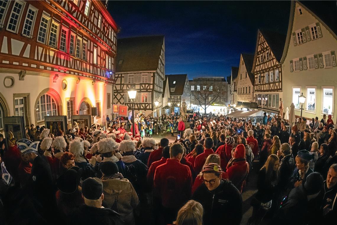 Der Andrang auf dem Marktplatz ist gewaltig.