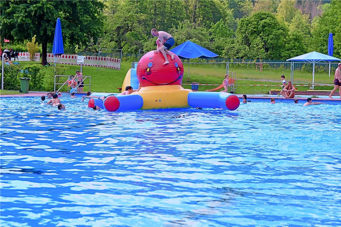 Verhaltener Start der Freibadsaison Der Andrang im Murrhardter Freibad ist noch überschaubar. Der Kinderbereich (im Hintergrund) wird derzeit saniert. Fotos: Tobias Sellmaier