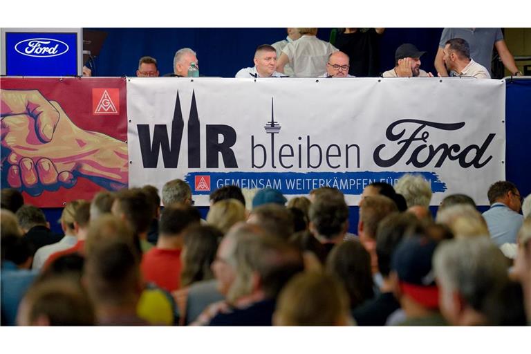 Der Andrang ist groß bei der Betriebsversammlung beim Kölner Autobauer Ford Deutschland.