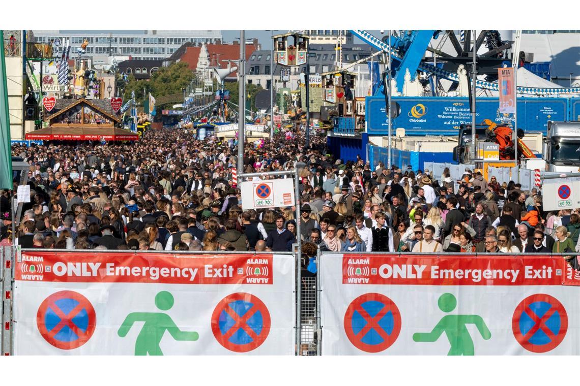 Viel Andrang auf Münchner Oktoberfest – Einlass zeitweise zu Der Andrang ist so groß, dass der Einlass zeitweise geschlossen wird.